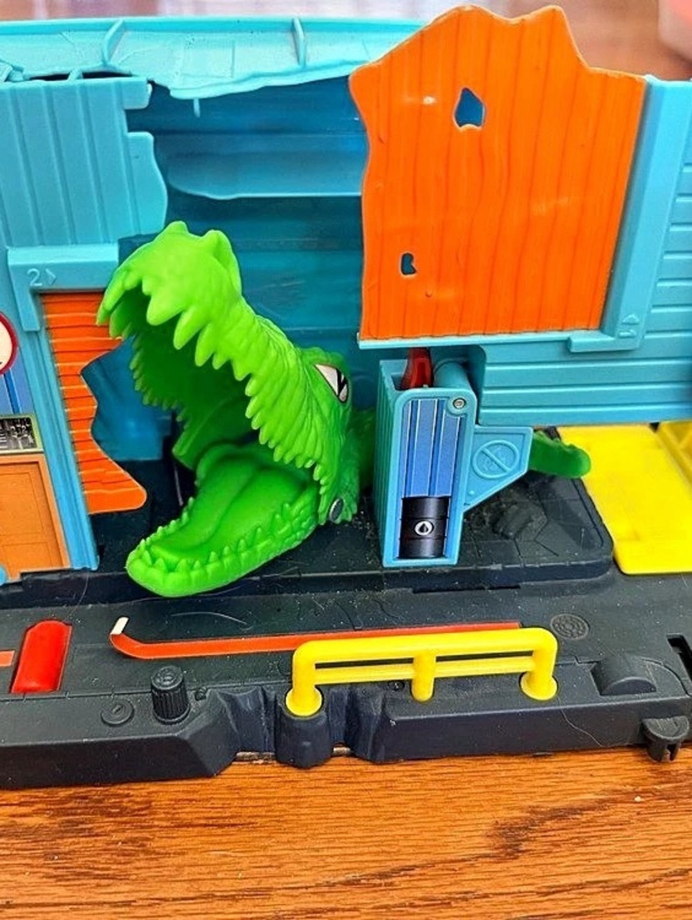 This playset is the Hot Wheels Monster Jam Dirt Squad Garage / Service Shop play